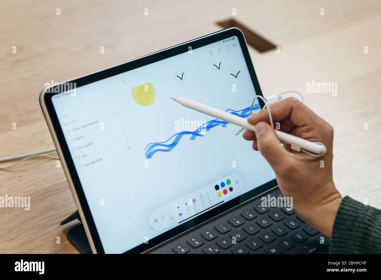 Turquie, Istanbul, 17 décembre 2019: Vente Nouvelle tablette APPLE iPad  dans le magasin officiel Apple. L'acheteur tente de dessiner un dessin  simple avec le stylet sur l'écran du gadget Photo Stock -