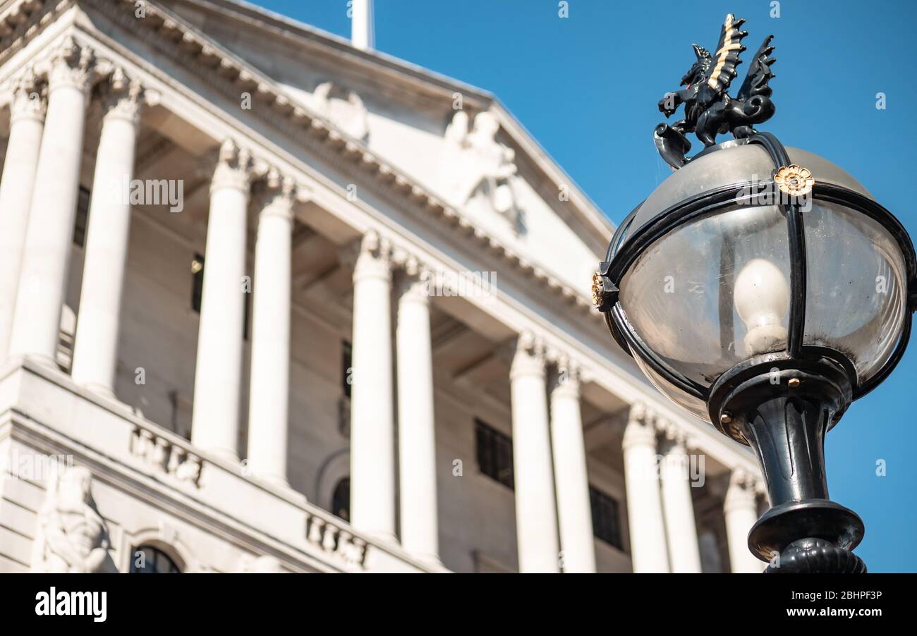 Banque d'Angleterre, Londres. Des lumières de rue uniques dans le quartier financier de la ville de Londres, face à la façade flou de fond de la Banque d'Angleterre. Banque D'Images