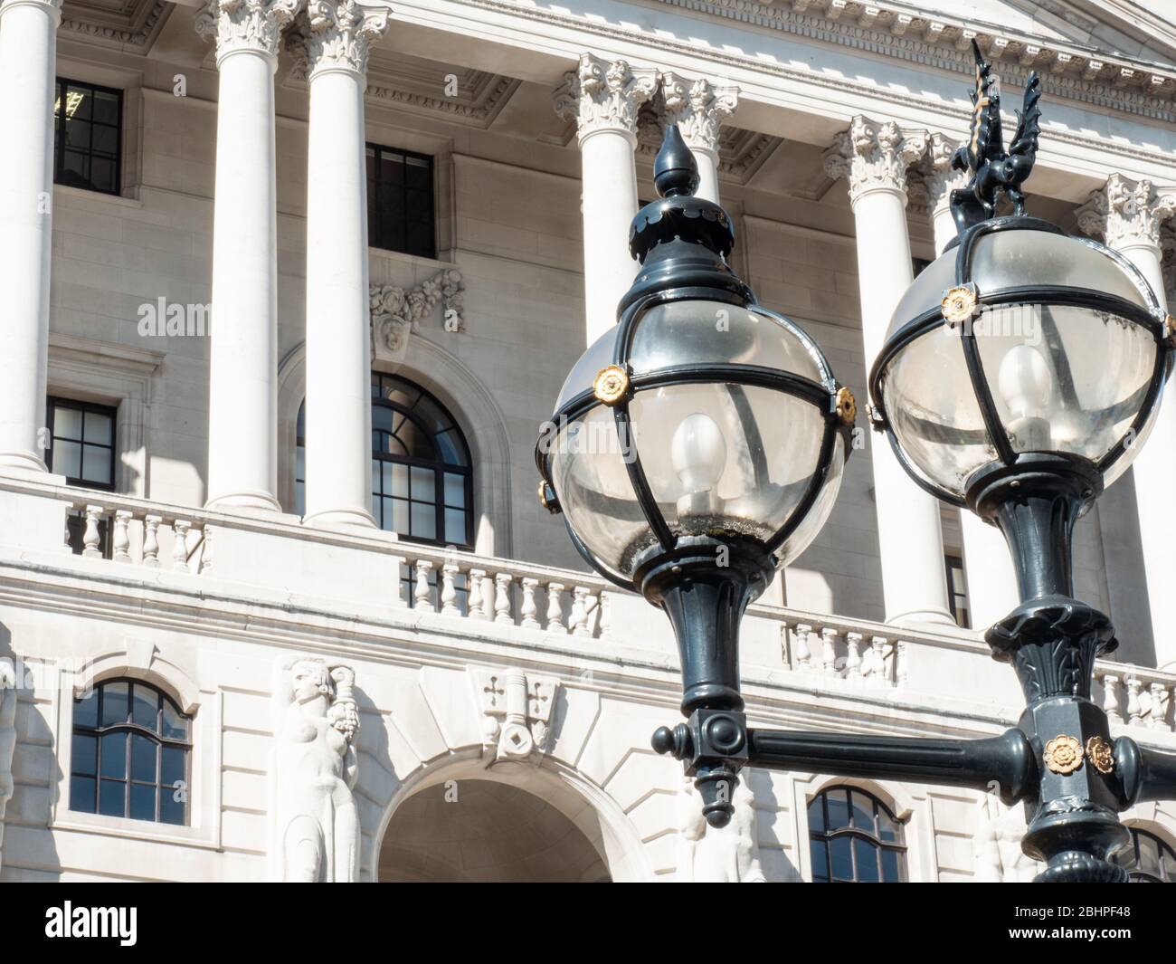 Banque d'Angleterre, Londres. Lumières uniques dans le quartier financier de la Cité de Londres, en arrière-plan, face à la façade de la Banque d'Angleterre Banque D'Images