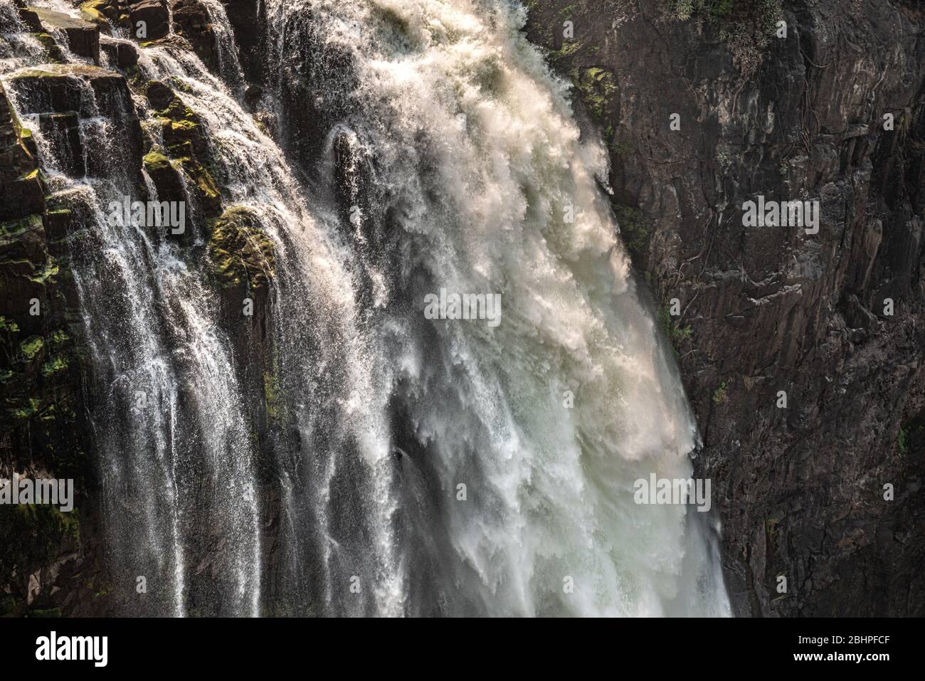 Chutes Victoria (Mosi-oa-Tunya), vue du côté du Zimbabwe à la saison sèche Banque D'Images