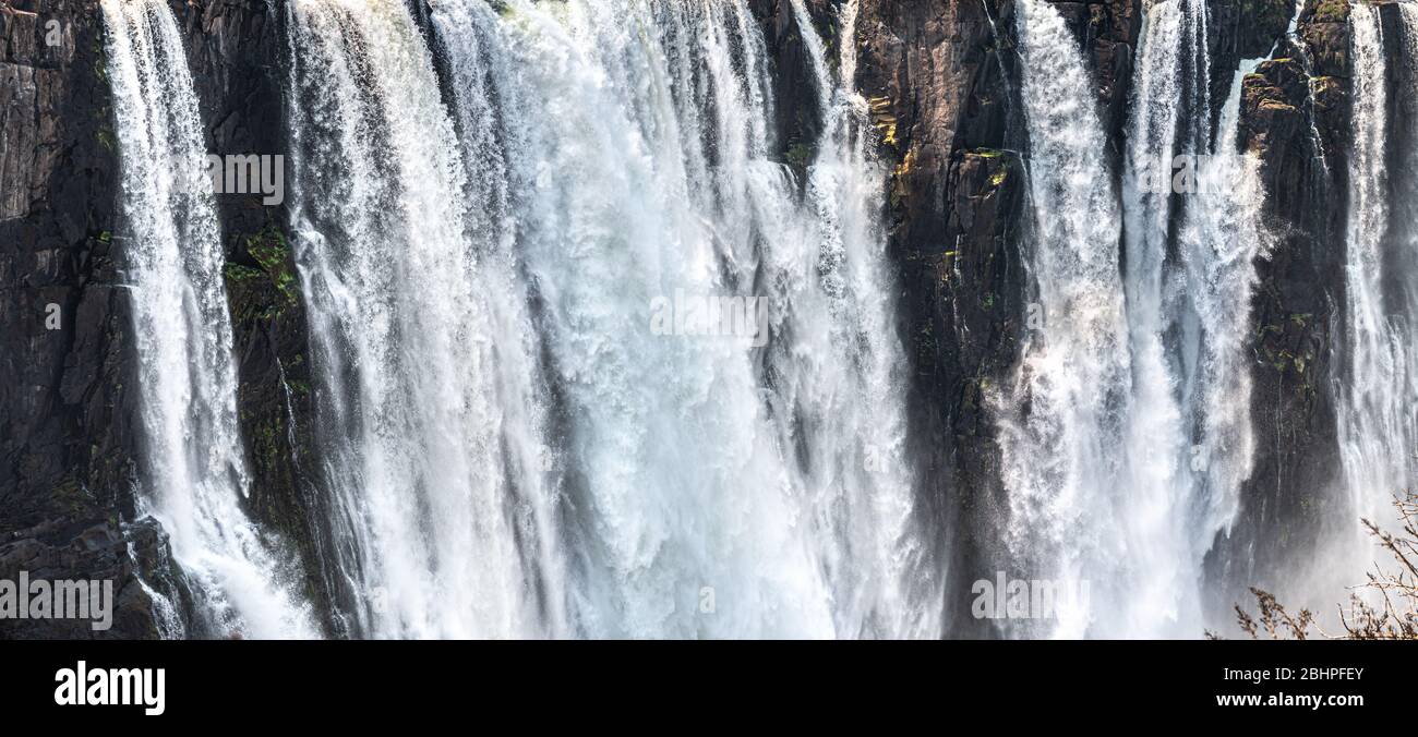 Chutes Victoria (Mosi-oa-Tunya), vue du côté du Zimbabwe à la saison sèche Banque D'Images