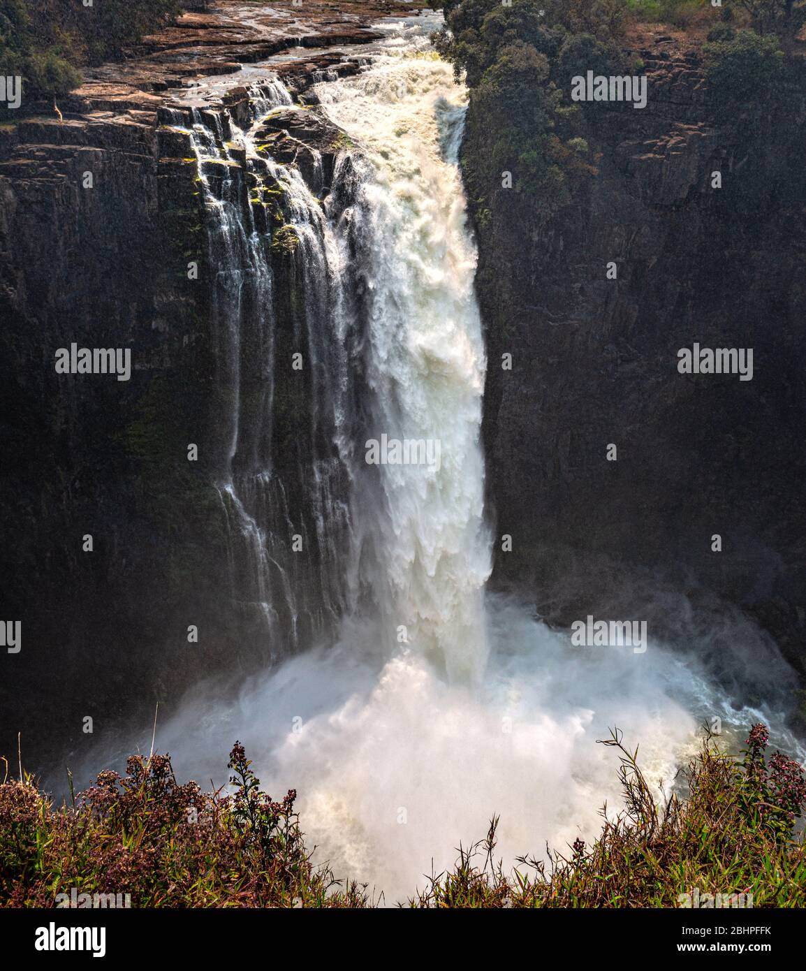 Chutes Victoria (Mosi-oa-Tunya), vue du côté du Zimbabwe à la saison sèche Banque D'Images