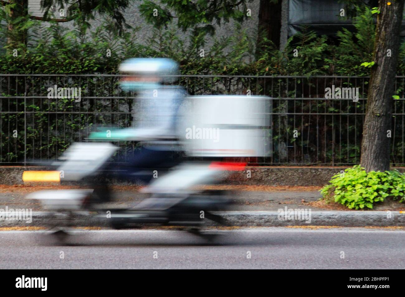 Livraison de nourriture pilote en moto dans la ville italienne Banque D'Images