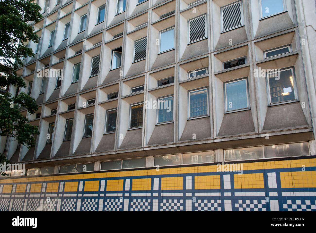 Carreaux de mur en mosaïque bleu et jaune carreaux de béton Shépherds Bush Telephone Exchange, Uxbridge Road, Londres, W12 Banque D'Images