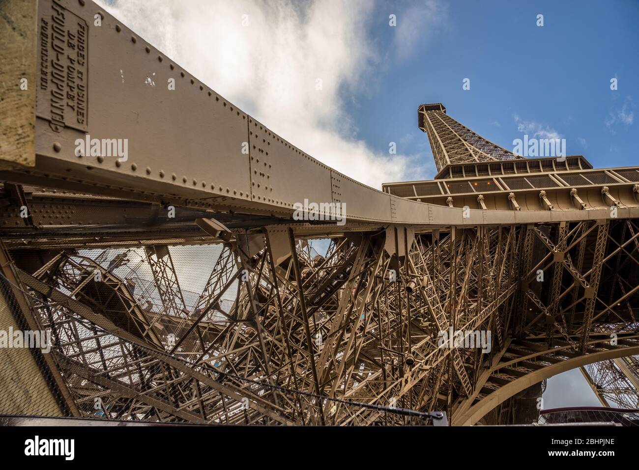 Tour de l'Eifel, vue du dessous Banque D'Images