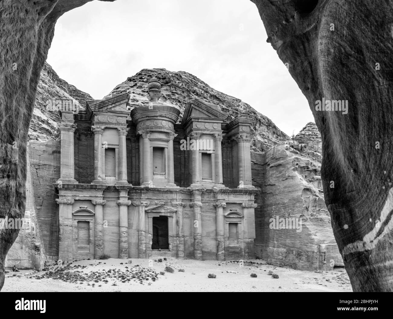 Vue sur la grotte d'Ad Deir à Petra en noir et blanc, Jordanie Banque D'Images