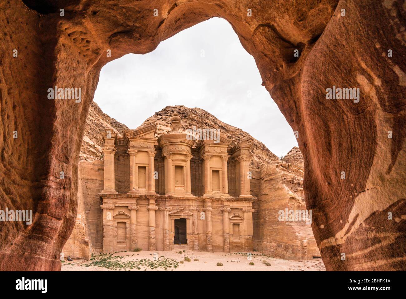 Vue incroyable sur la grotte d'Ad Deir à Petra, Jordanie Banque D'Images
