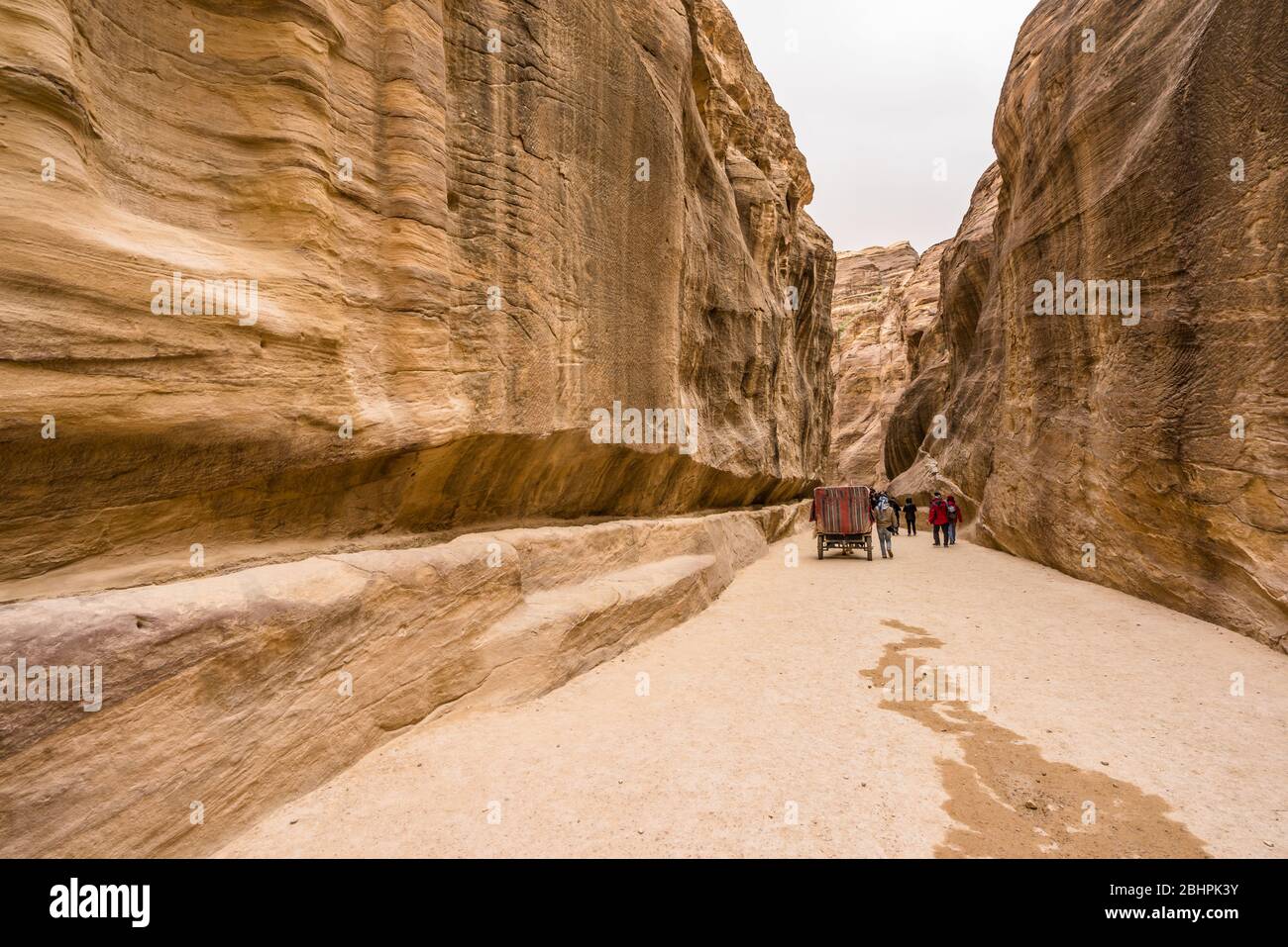 Traversez la gorge de Siq jusqu'à la ville en pierre Petra, Jordanie Banque D'Images