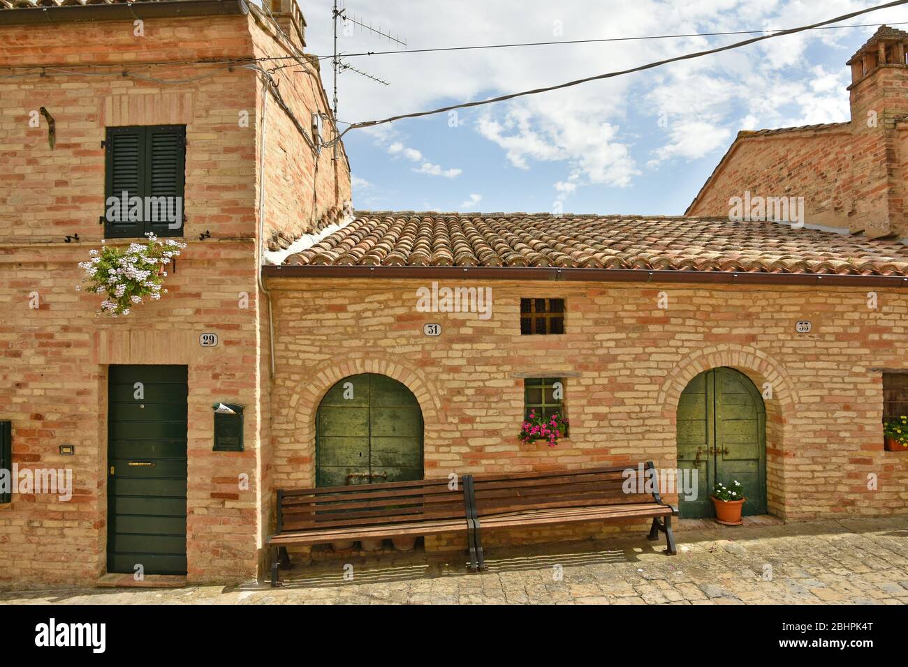 Une rue étroite entre les maisons du village médiéval de Montelupone en Italie Banque D'Images