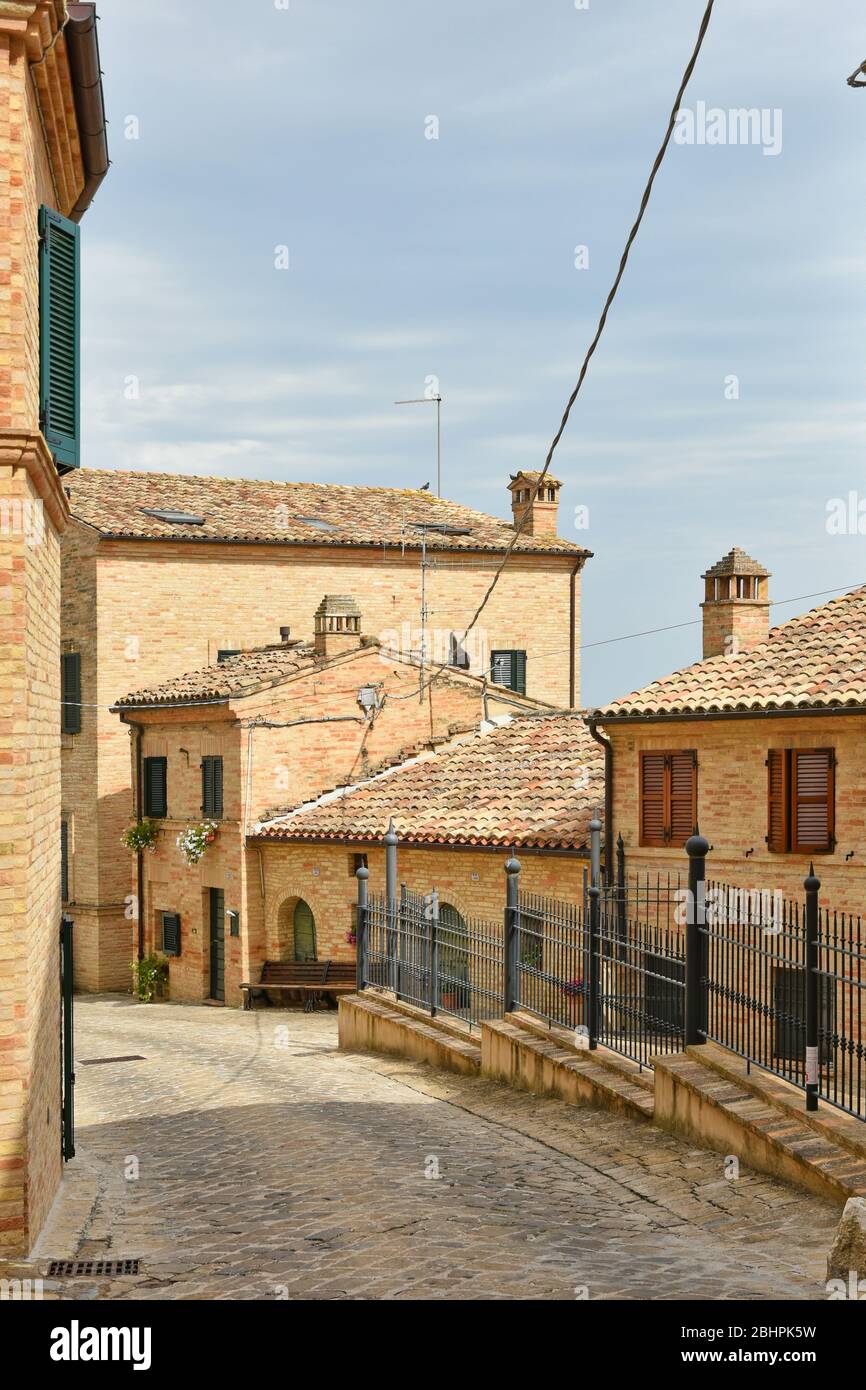 Une rue étroite entre les maisons du village médiéval de Montelupone en Italie Banque D'Images