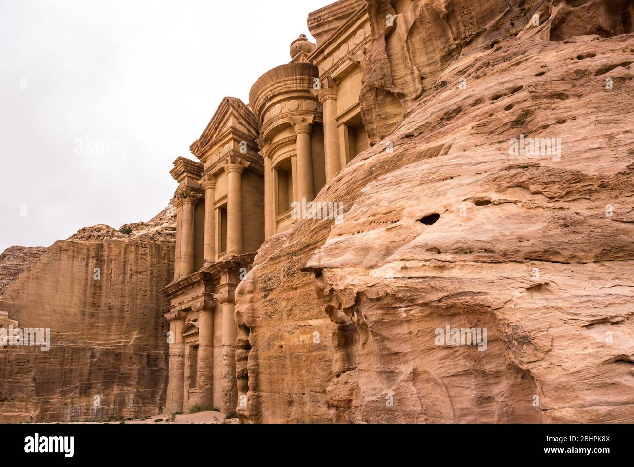 sideview of Ad Deir temple, Petra, Jordanie Banque D'Images