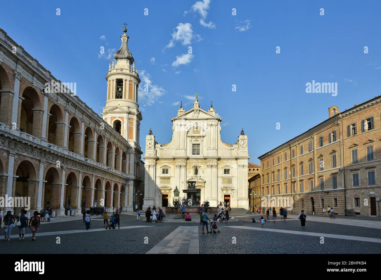 La façade de la cathédrale de Loreto en Italie Banque D'Images