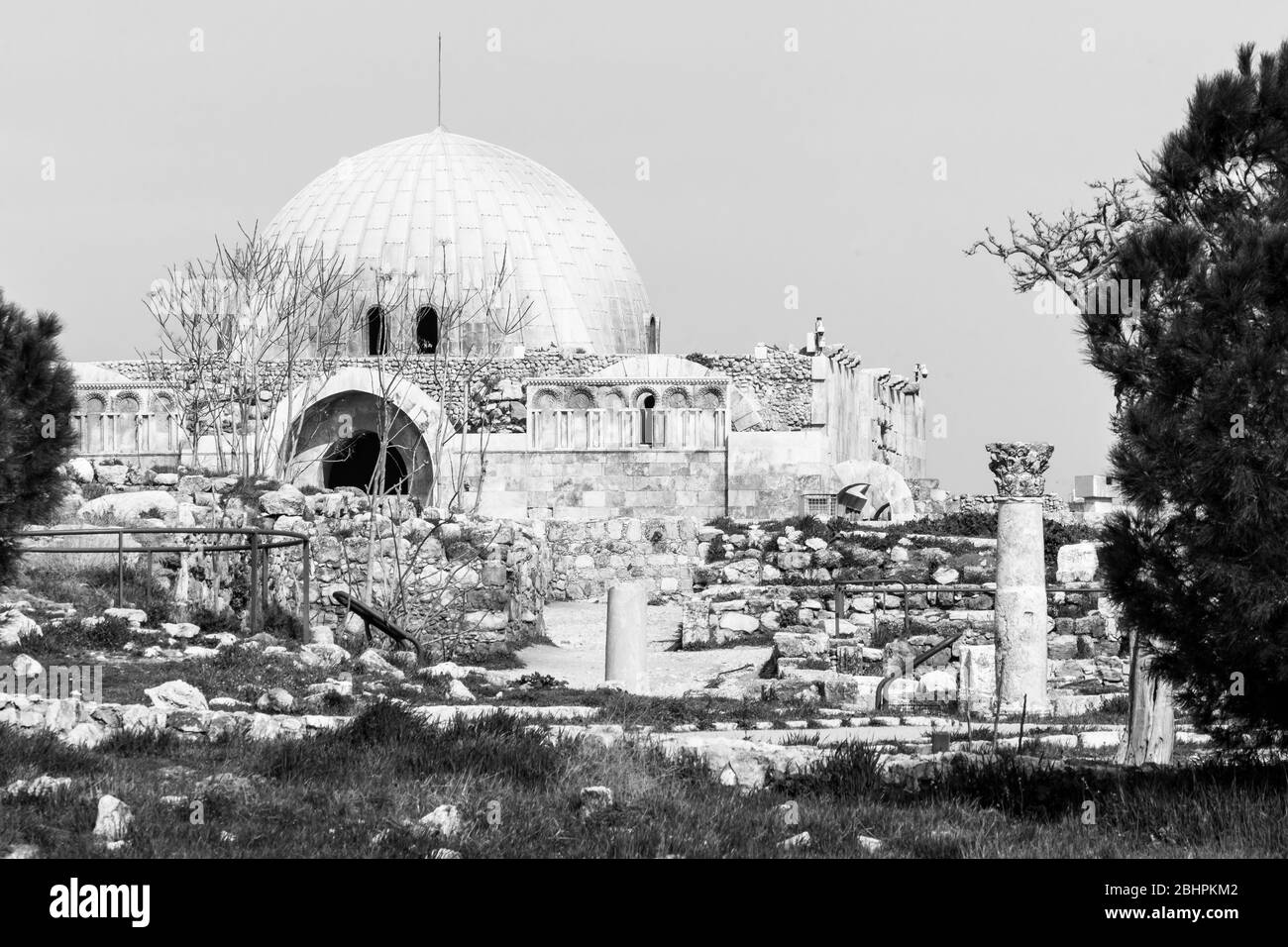 Palais d'Umayyad au sommet de la colline de la Citadelle d'Amman, noir et blanc, Jordanie Banque D'Images