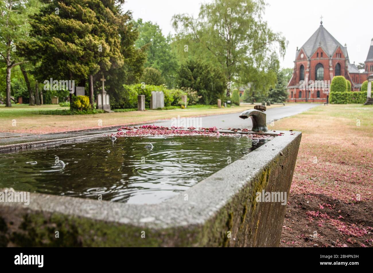 Robinet d'eau au cimetière de Hanovre, Allemagne Banque D'Images