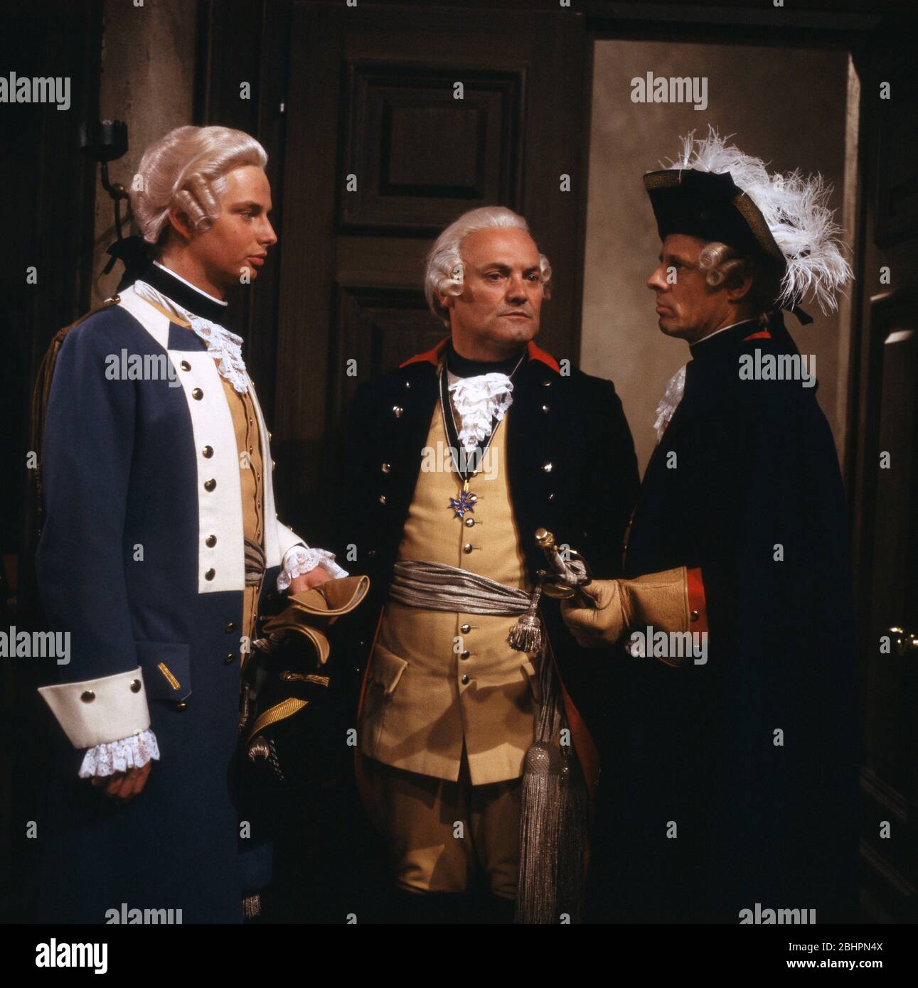 Hubertus Bengsch, Werner Kreindl und Rolf Becker beraten sich in Der Fall Walrawe, Regie: Werner Schlechte, 1979. Hubertus Bengsch, Werner Kreindl et Rolf Becker attribuent à Der Fall Walrawe, directeur: Werner Schlechte, 1979. Banque D'Images