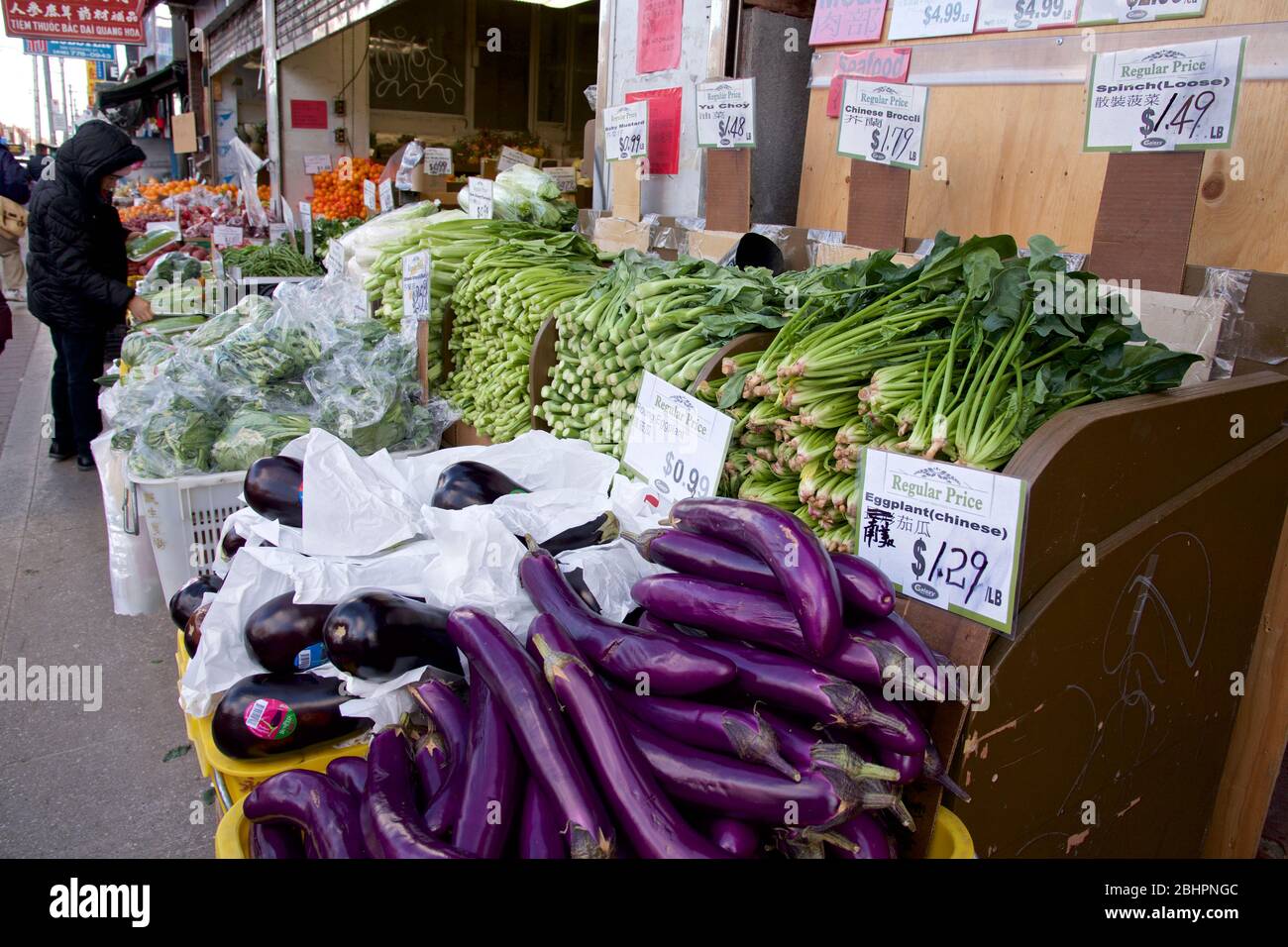 Toronto, Ontario / Canada - 12-03- 2016 : divers légumes en vente sur le marché alimentaire de East Chinatown, Toronto, Ontario. Banque D'Images