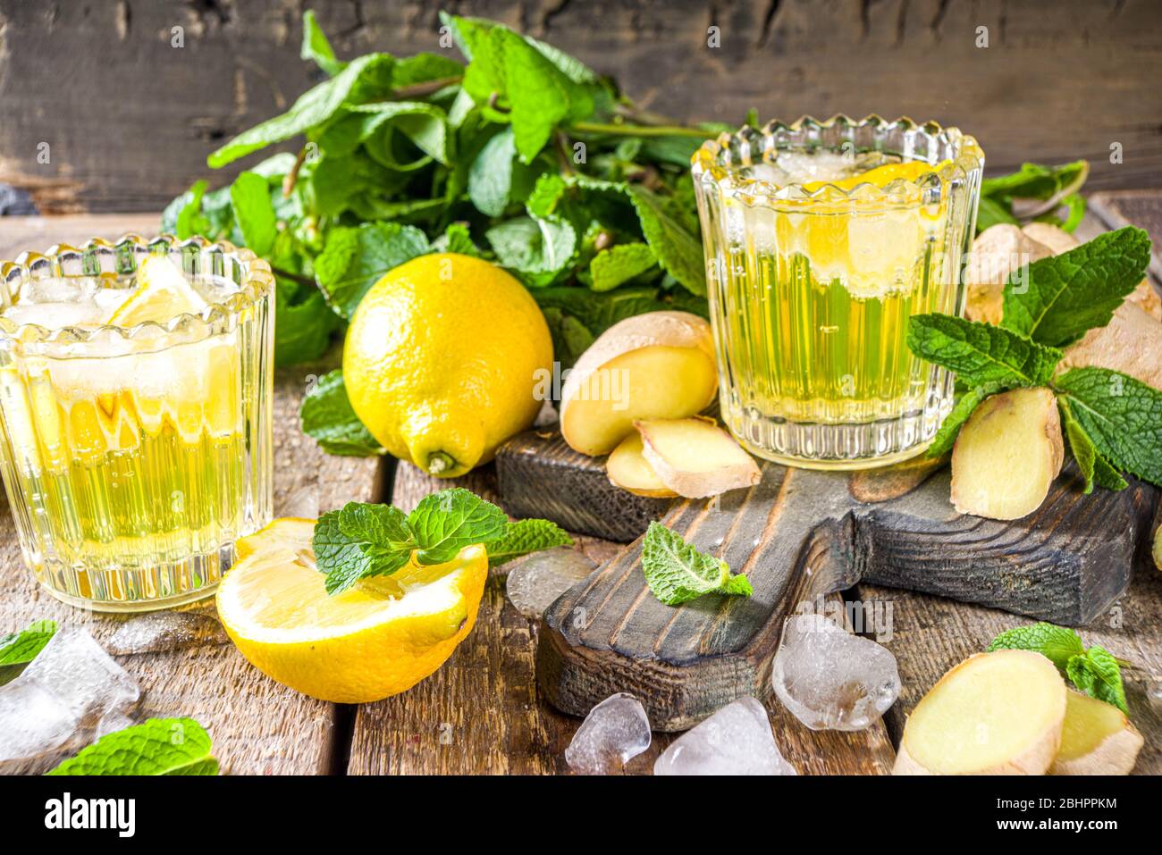 Cocktail de limonade au gingembre maison. Gingembre froid d'été citron. Boisson rafraîchissante aigre-douce avec garniture de tranche de citron, Detox et poids l Banque D'Images
