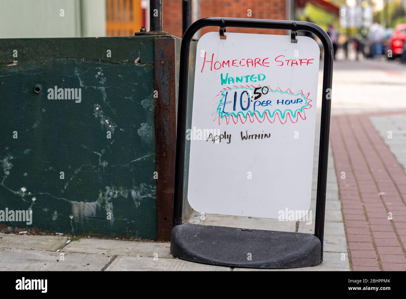 Southend on Sea, Essex, Royaume-Uni. 27 avril 2020. Une publicité pour un emploi sur tableau blanc à l'extérieur d'une agence de recrutement de personnel de soins à domicile a été modifiée pour montrer une augmentation de 50 p par heure, de 10 £ à 10,50 £. Un tel emploi a été le point central de l'attention pendant la pandémie de Coronavirus du COVID-19 Banque D'Images