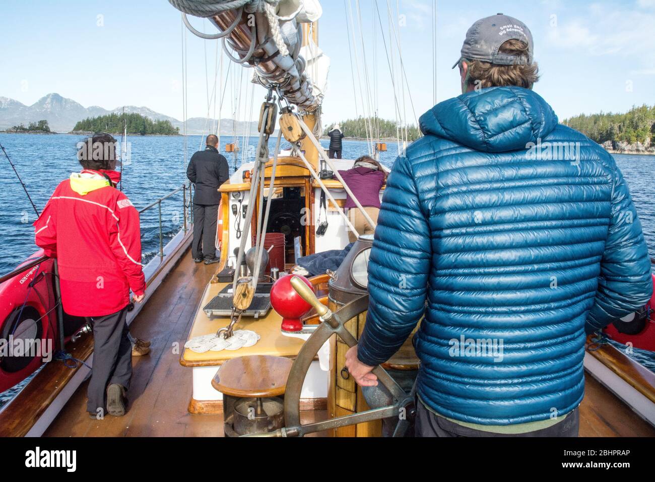 L'équipage et les passagers d'une goélette écotouristique dans les eaux côtières de la forêt tropicale de Great Bear, dans le nord de la Colombie-Britannique, au Canada. Banque D'Images