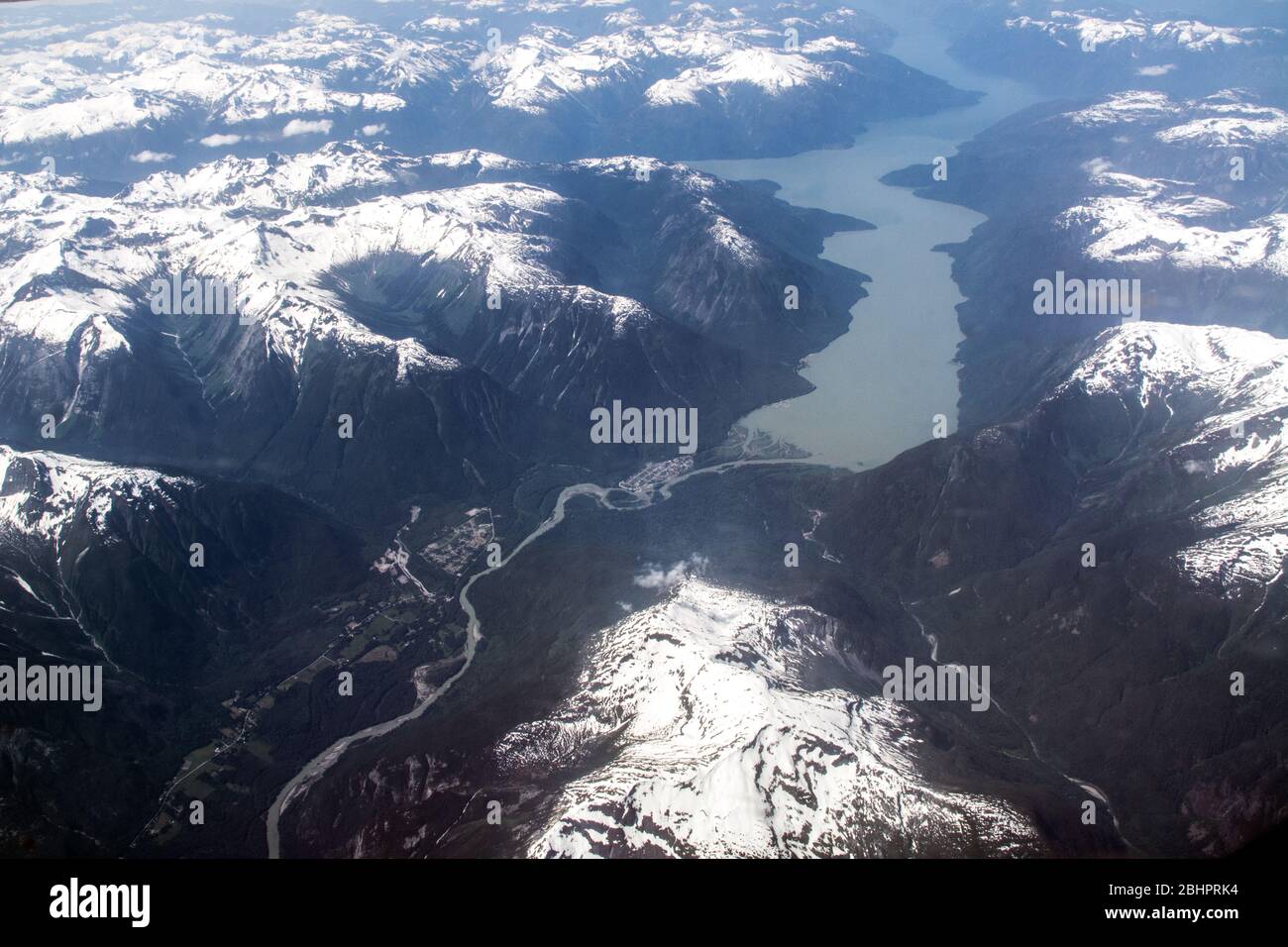 Vue aérienne de la rivière Bella Coola inférieure et de la vallée et de l'océan Pacifique, dans la forêt pluviale de Great Bear, côte de la Colombie-Britannique, Canada. Banque D'Images