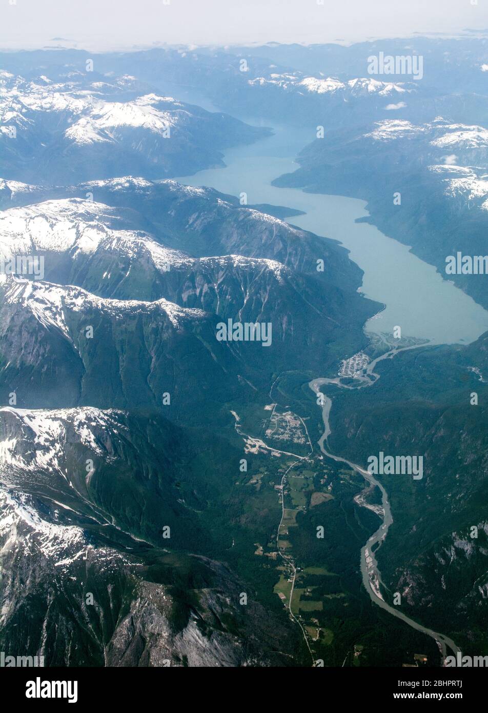 Vue aérienne de la rivière Bella Coola inférieure et de la vallée et de l'océan Pacifique, dans la forêt pluviale de Great Bear, côte de la Colombie-Britannique, Canada. Banque D'Images