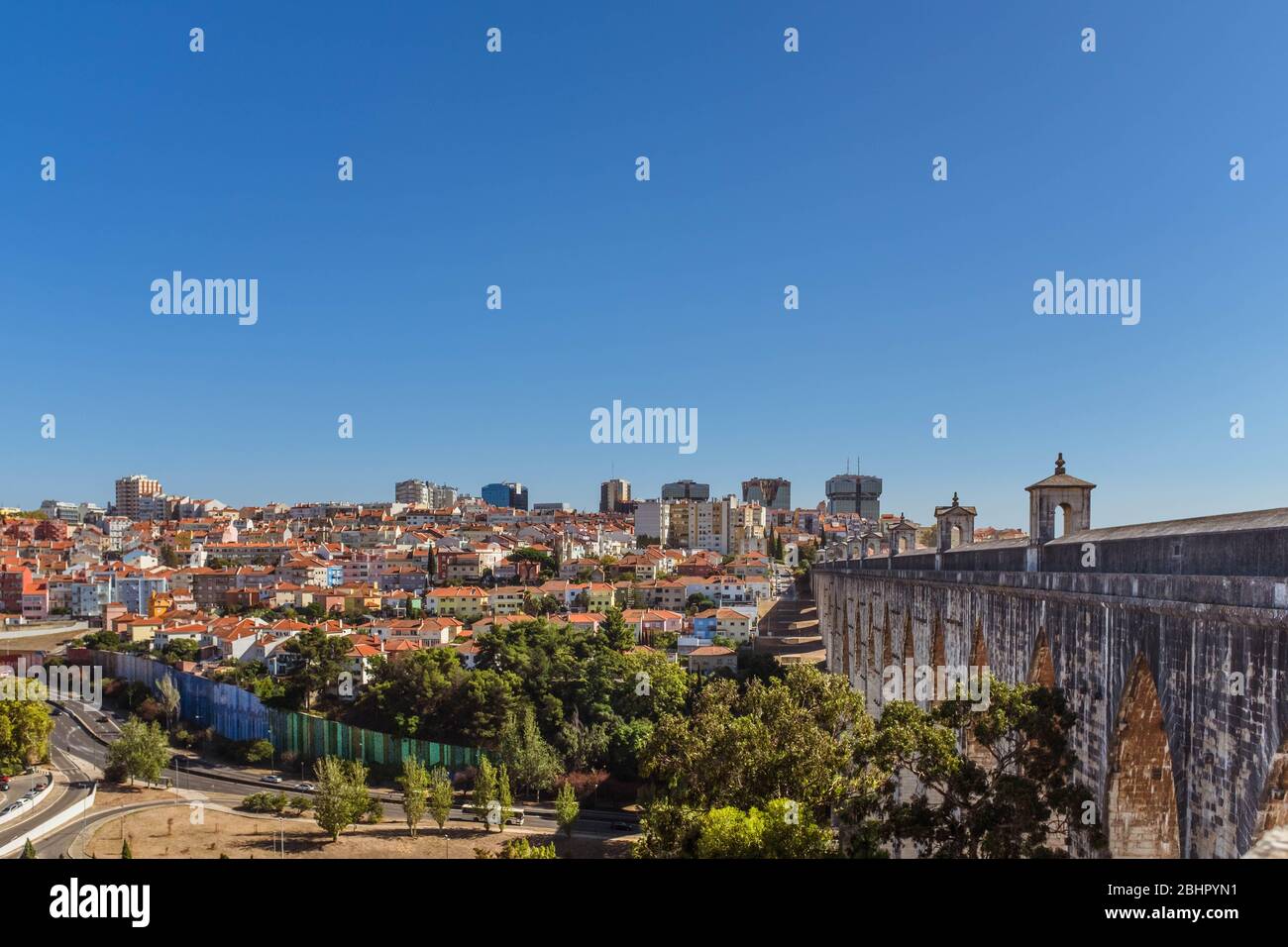 Águas Livres Aqueduct avec paysage urbain sur fond d'une journée ensoleillée, récolte horizontale. Banque D'Images