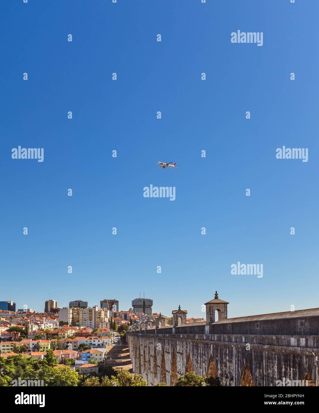 Avion survolant Águas Livres Aqueduct avec paysage urbain sur fond, récolte verticale. Banque D'Images