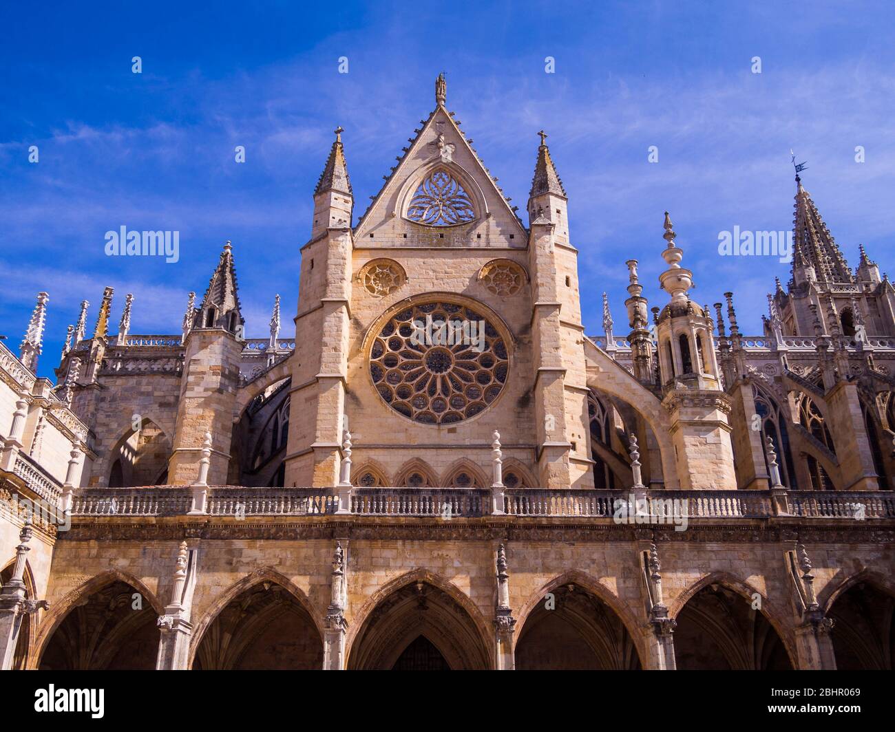 Fachada norte vista desde el Claustro de la catedral de León. Castille León. España. Banque D'Images