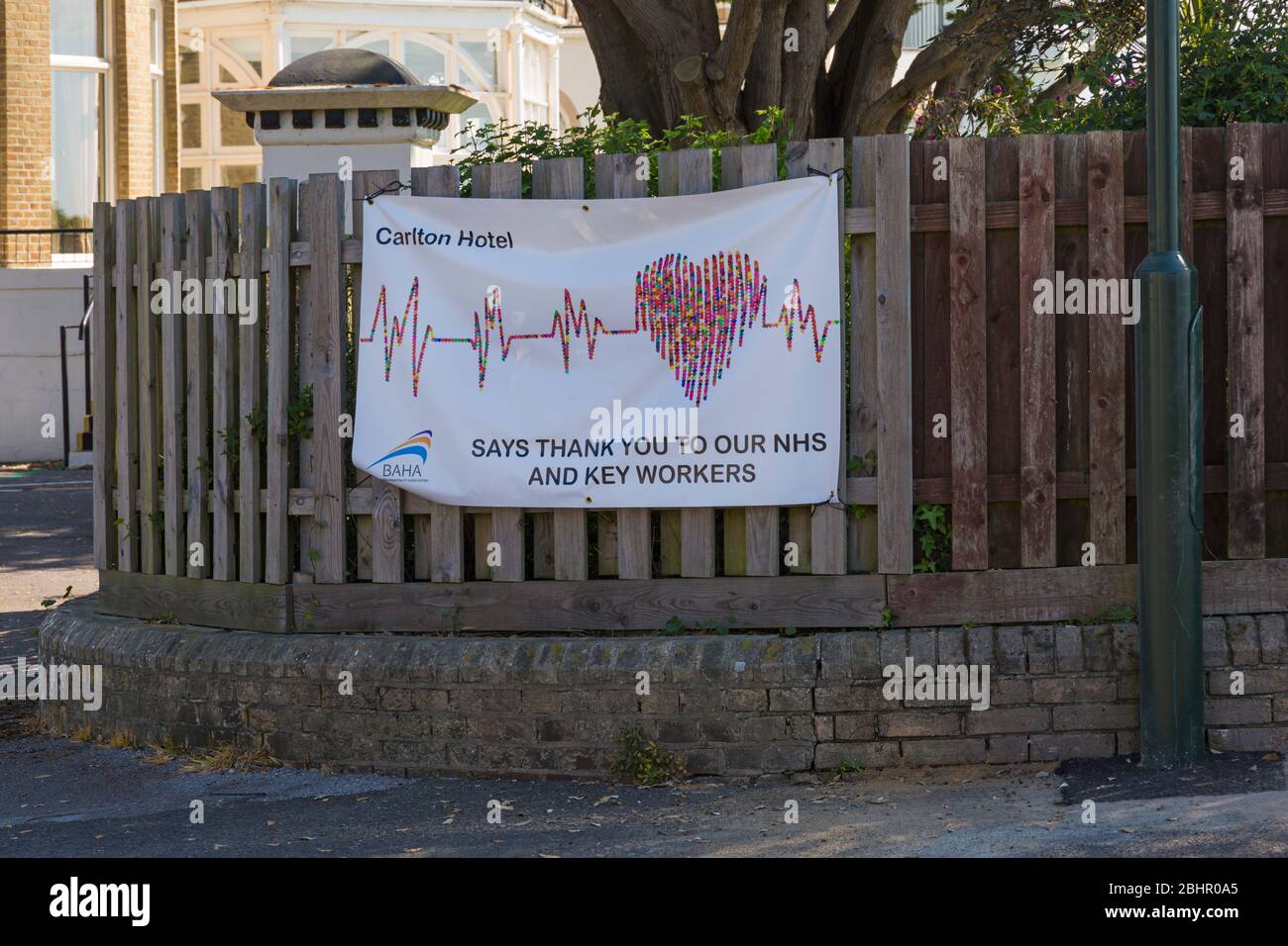 Carlton Hotel vous remercie de notre bannière NHS et de nos principaux travailleurs pour leur dévouement lors de la pandémie de Coronavirus à Bournemouth, Dorset UK - avril 2020 Banque D'Images