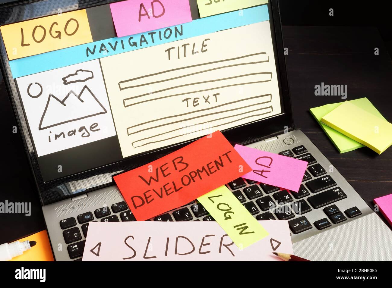 Signe de développement Web avec parties d'esquisse du site et de l'application. Banque D'Images
