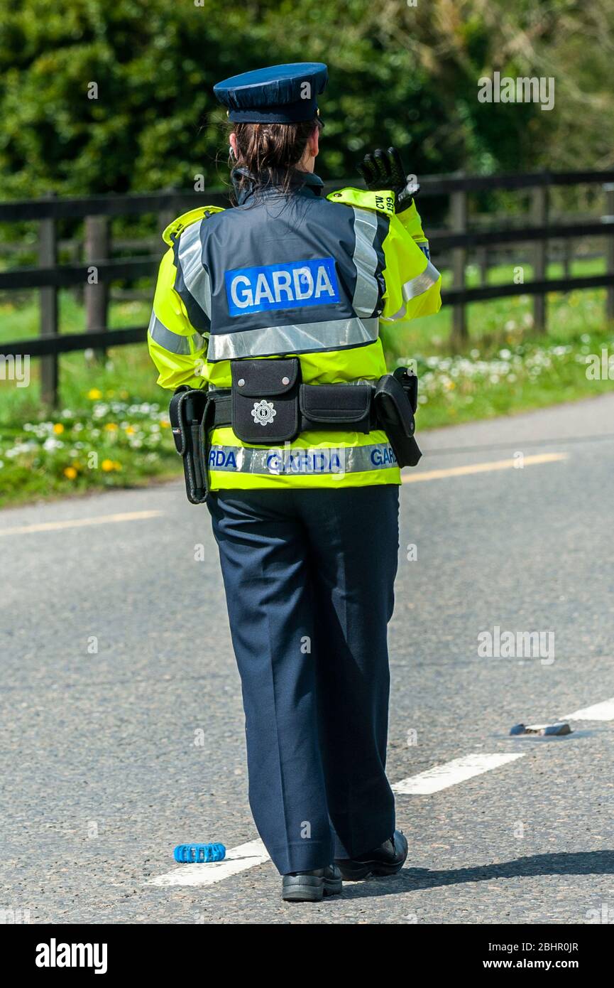 Femme Garda en service à un point de contrôle Garda à Ballinascarthy, West Cork, Irlande. Banque D'Images