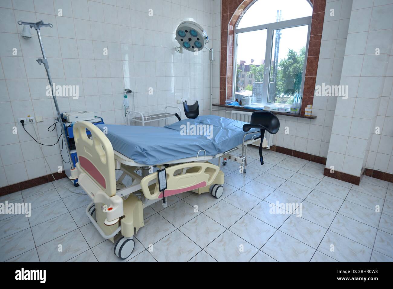 Lit obstétrique dans la salle de livraison de l'hôpital de maternité, équipement médical Banque D'Images