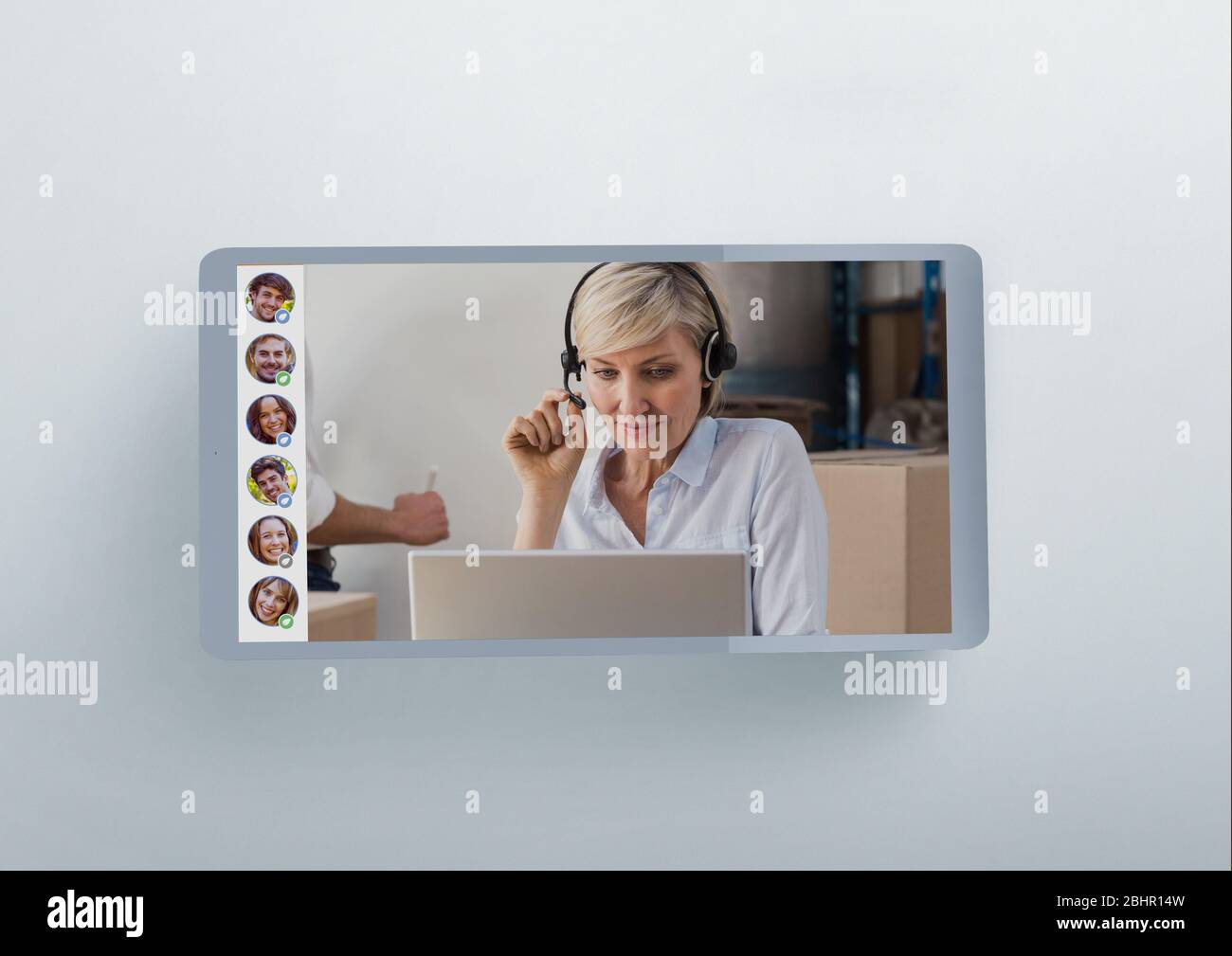 Femme caucasienne portant un casque pendant un appel visio sur une tablette numérique Banque D'Images