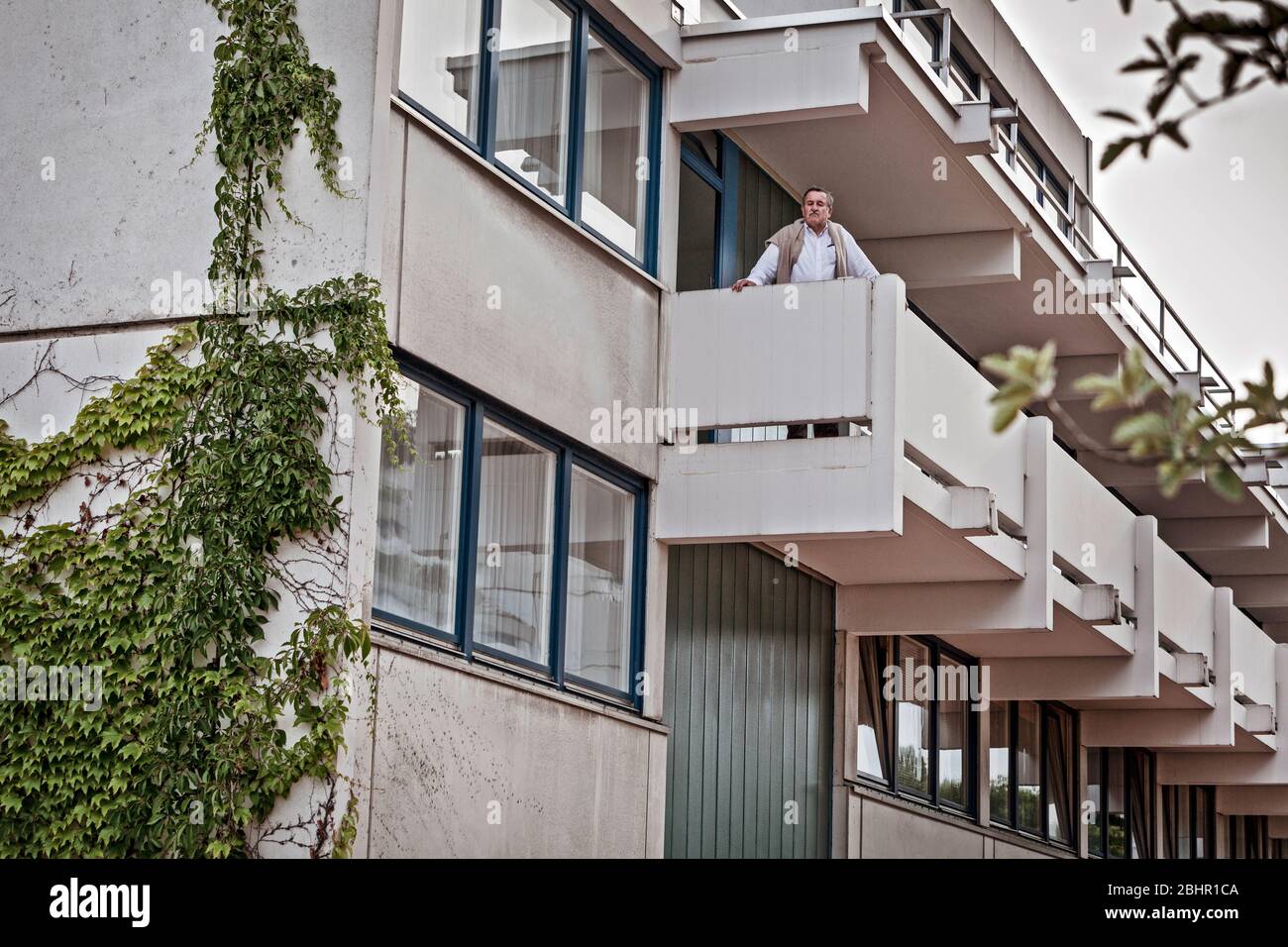 Heinz Hohensinn, ancien policier, ici sur les lieux du crime, était membre du Storm Commando, qui devait libérer les otages israéliens des mains des terroristes en 1972 à Connollystr. 31 dans le village olympique. Banque D'Images