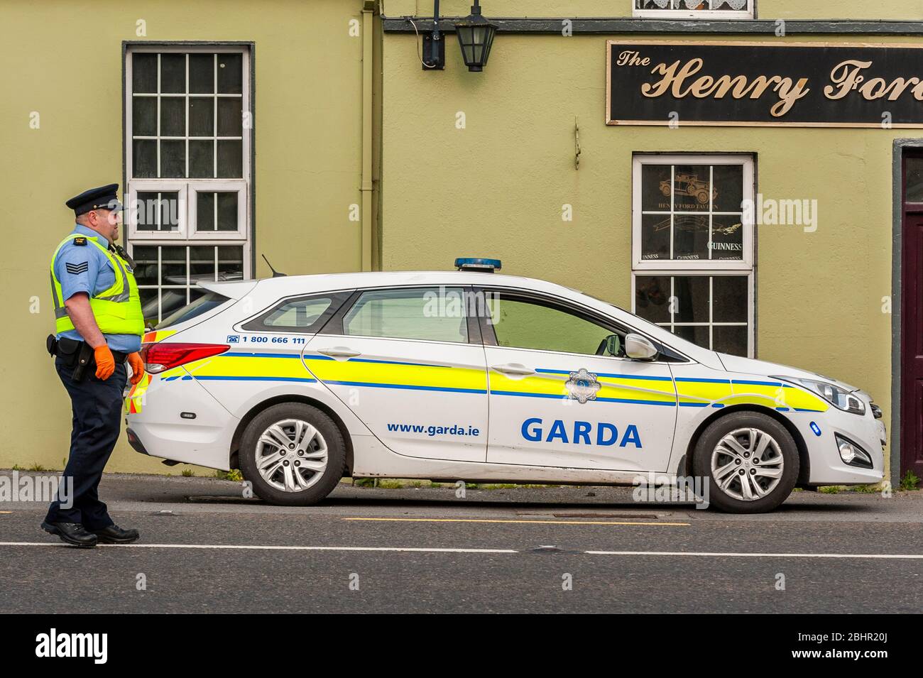 Point de contrôle de Garda sur la N71 à Ballinascarthy pour faire appliquer la loi de verrouillage du Gouvernement Covid-19. Banque D'Images