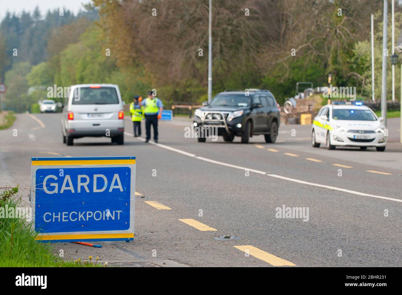 Point de contrôle de Garda sur la N71 à Ballinascarthy pour faire appliquer la loi de verrouillage du Gouvernement Covid-19. Banque D'Images