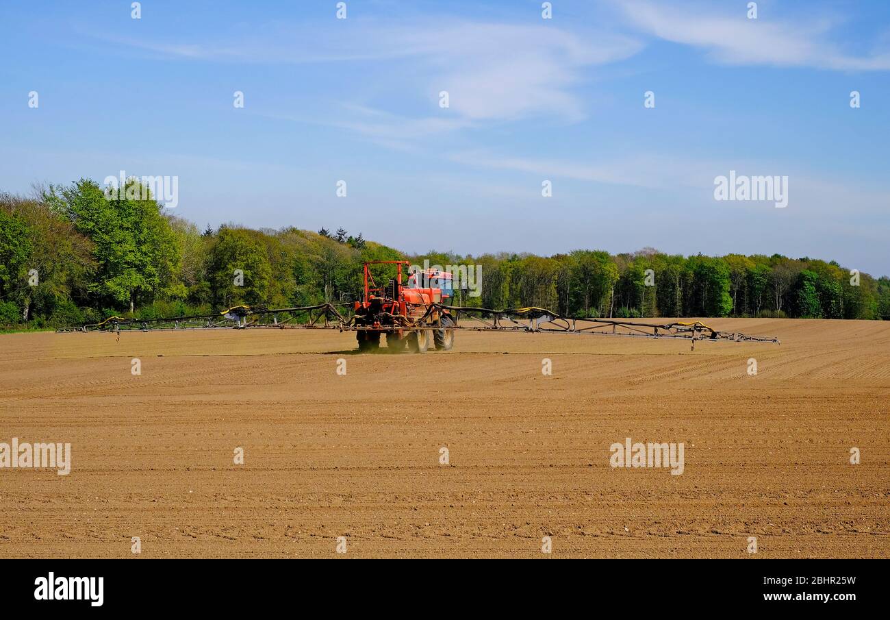 pulvérisation de champ labouré dans le nord de norfolk, en angleterre Banque D'Images