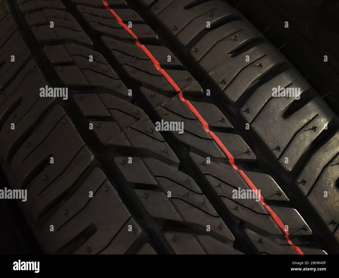 Bandes de roulement noires avec la ligne rouge de sécurité Banque D'Images