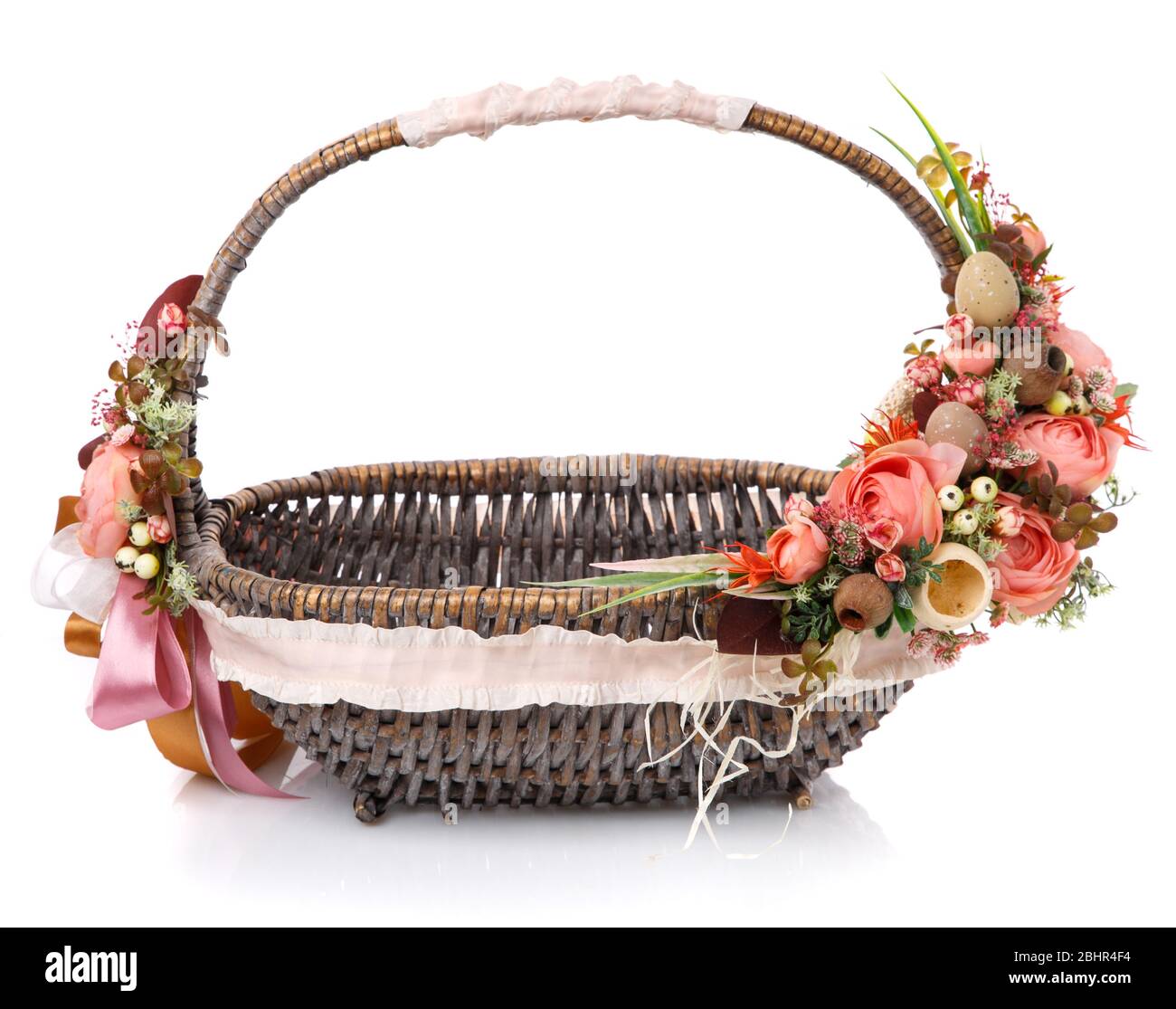 Magnifique panier décoratif avec fleurs pour la fête de Pâques sur fond blanc Banque D'Images