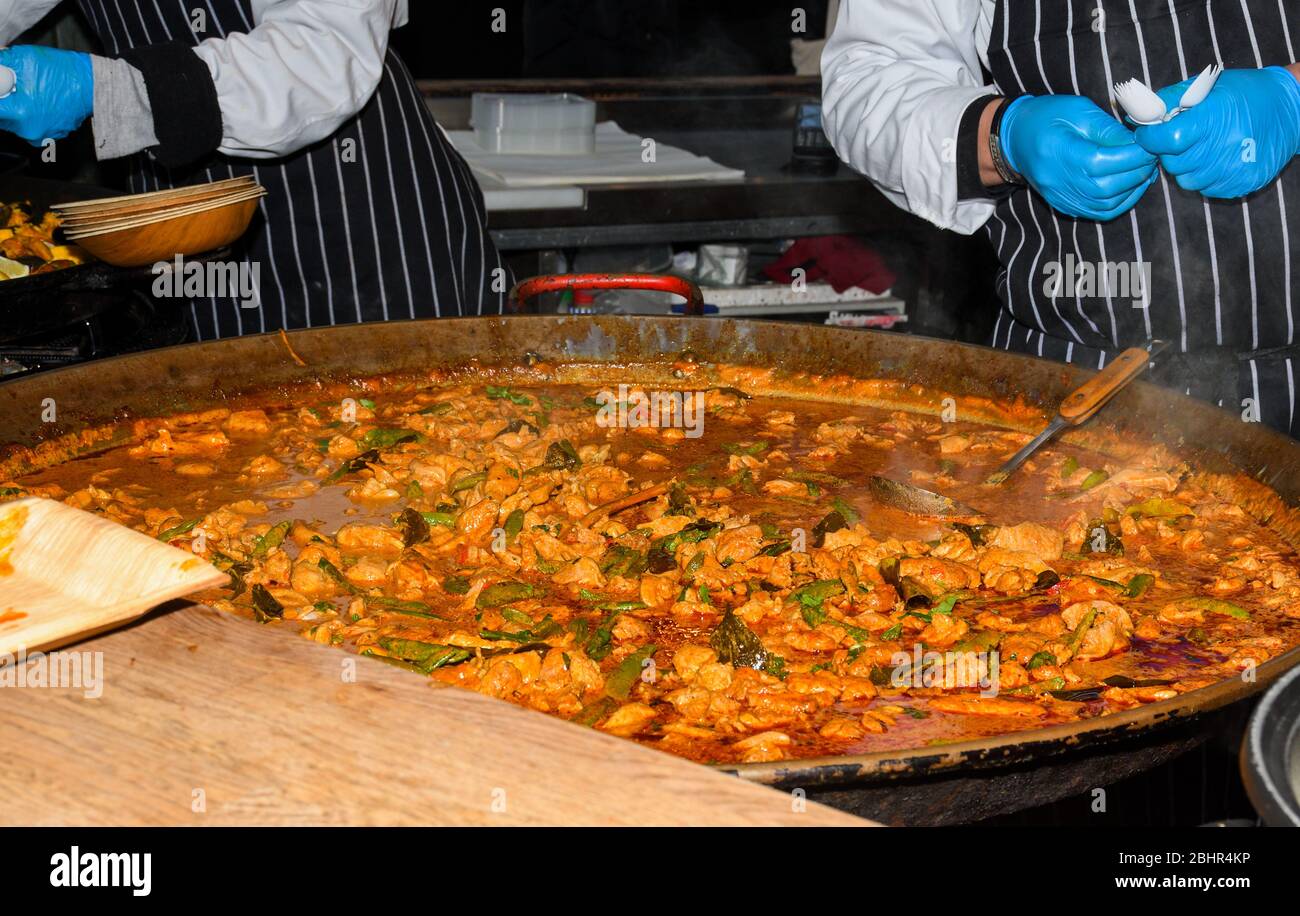 Paella de fruits de mer cuisinée dans un grand wok de poêle, festival de la  nourriture de rue. Spécialités de la fête nationale mexicaine. Poste de  cuisson en direct. Petit déjeuner buffet