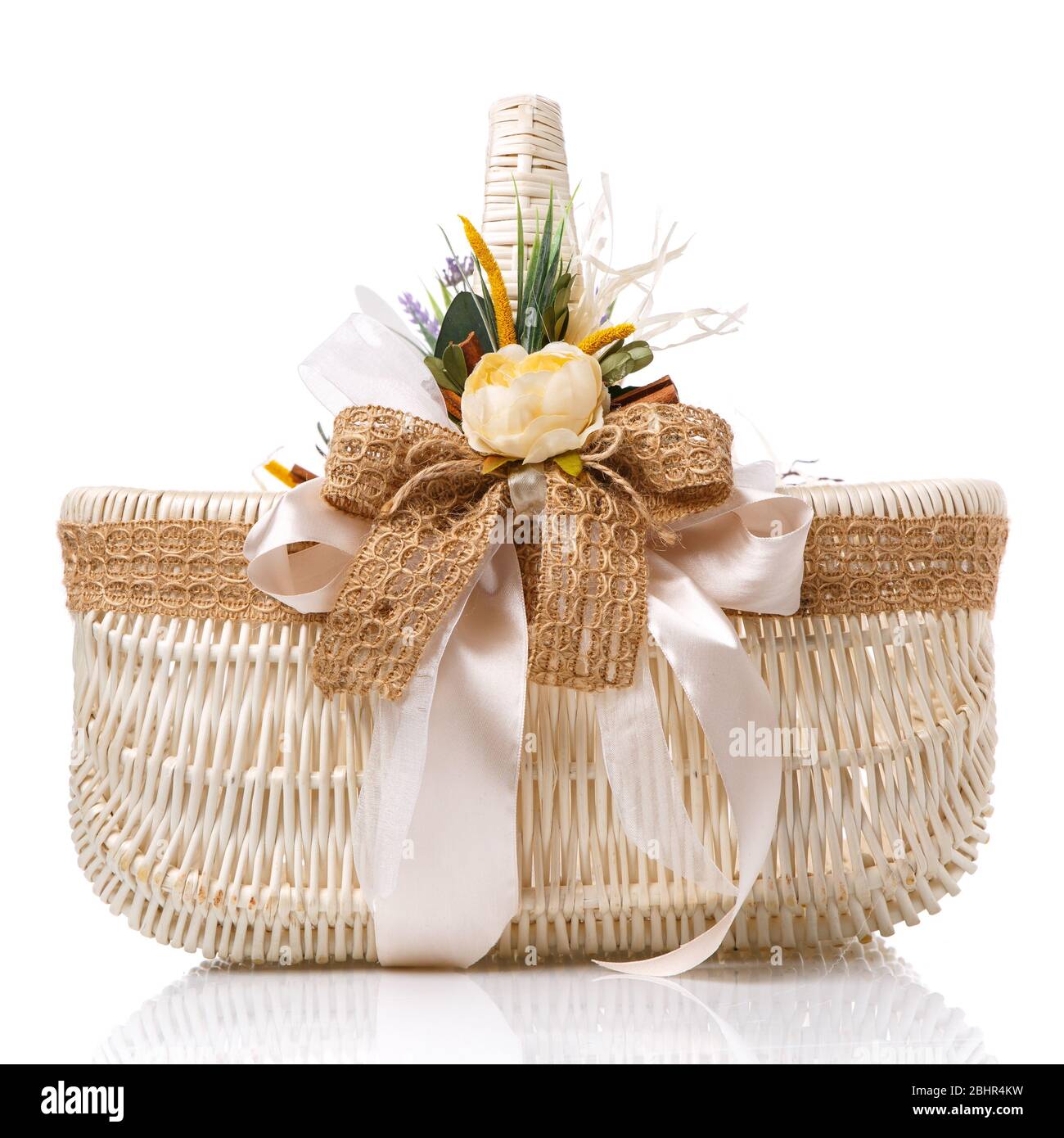 Magnifique panier décoratif avec fleurs pour la fête de Pâques sur fond blanc Banque D'Images