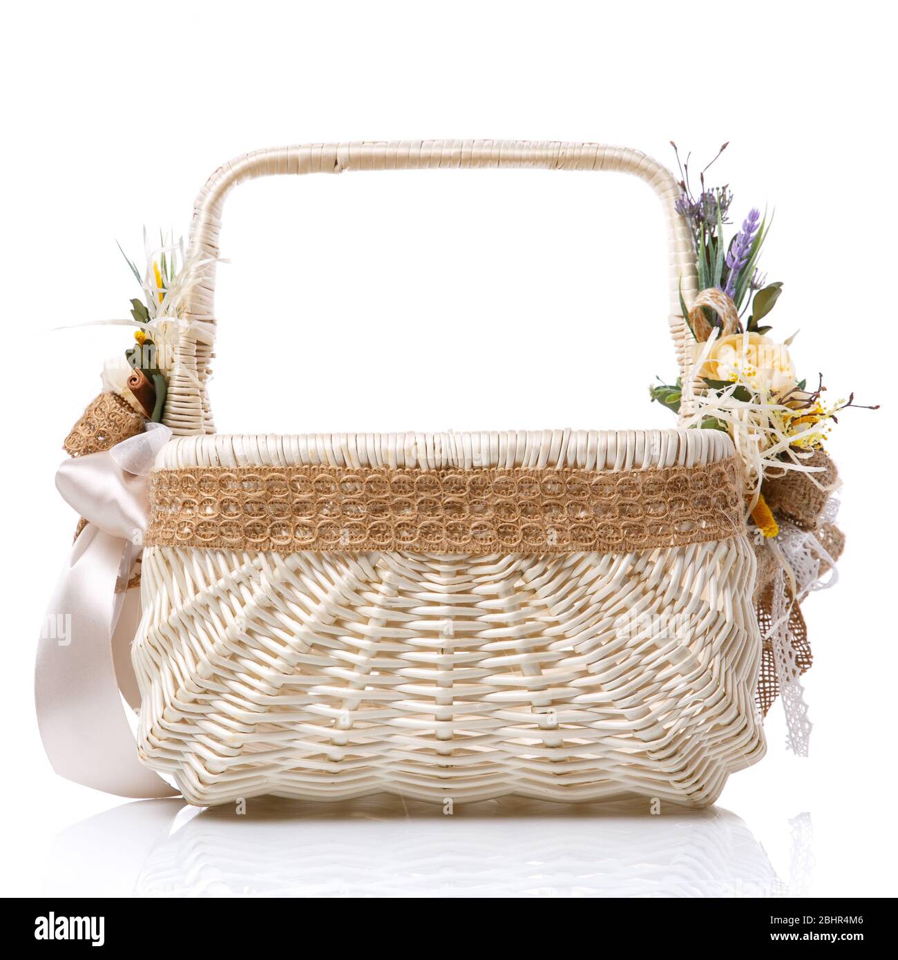Panier en osier, décoration florale originale, éléments naturels. Isolé sur fond blanc. Banque D'Images