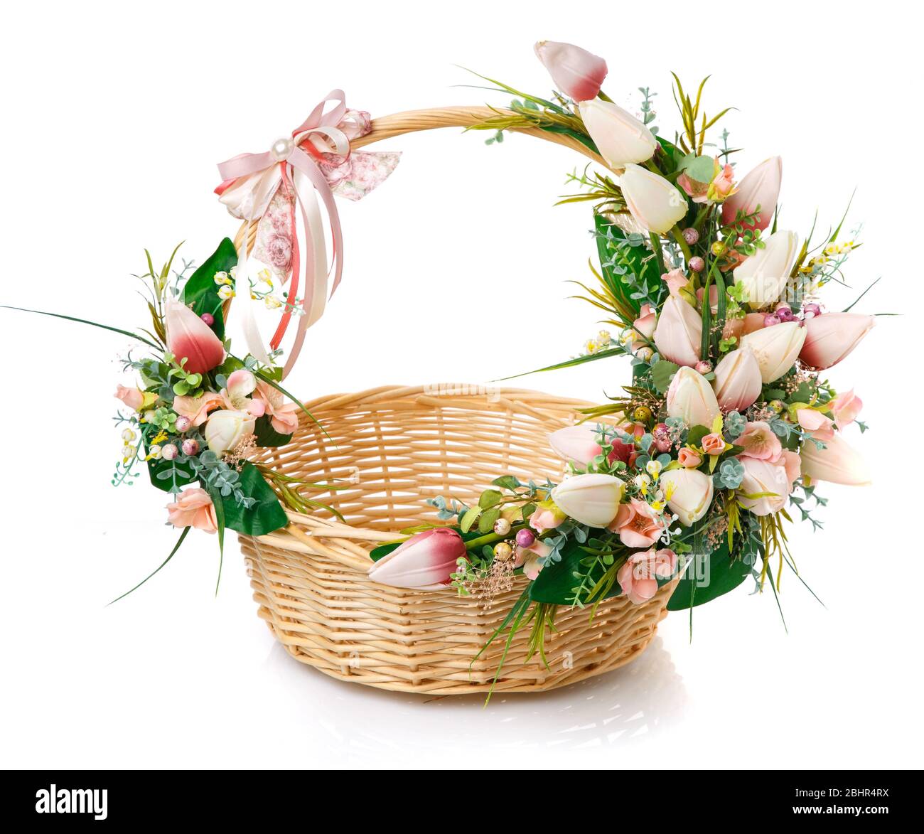 Magnifique panier décoratif avec fleurs pour la fête de Pâques sur fond blanc Banque D'Images