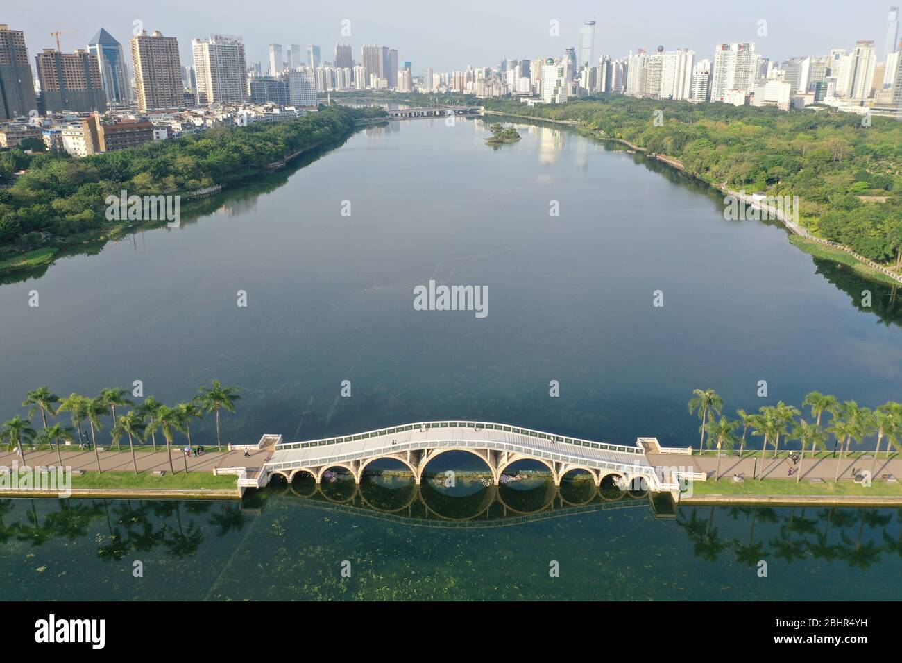 Nanning, la région autonome chinoise de Guangxi Zhuang. 27 avril 2020. La photo aérienne montre des paysages à Nanning, dans la région autonome Guangxi Zhuang, en Chine méridionale, le 27 avril 2020. Crédit: CAO Yiming/Xinhua/Alay Live News Banque D'Images