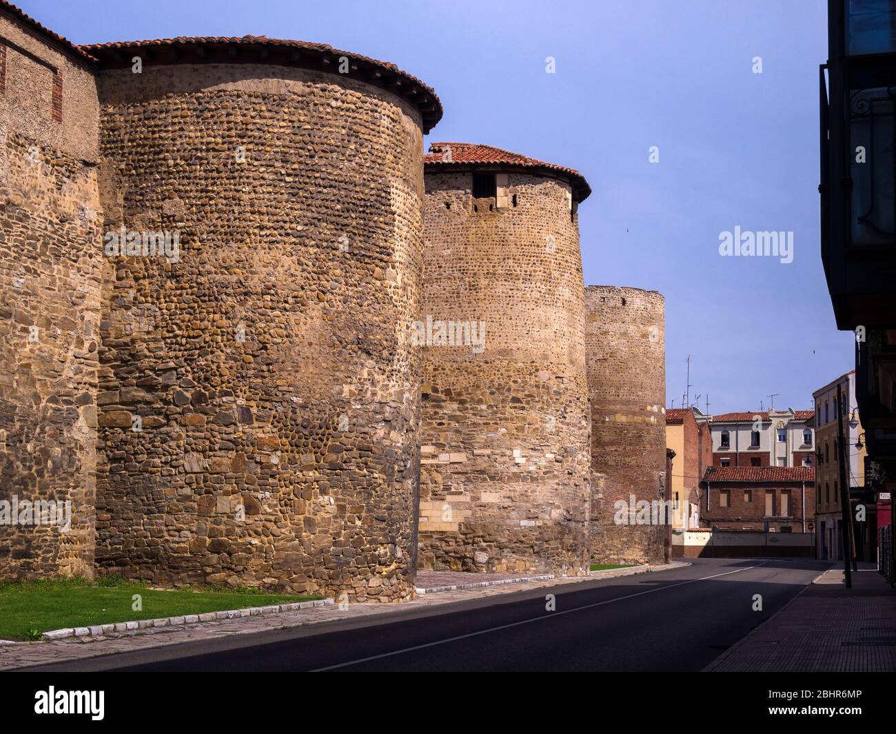 Muralla romana en l'Avenida de los Cubos. León. Castille León. España. Banque D'Images