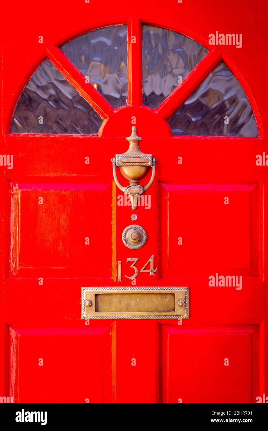 Numéro 134 sur une porte en bois rouge chanceux Banque D'Images