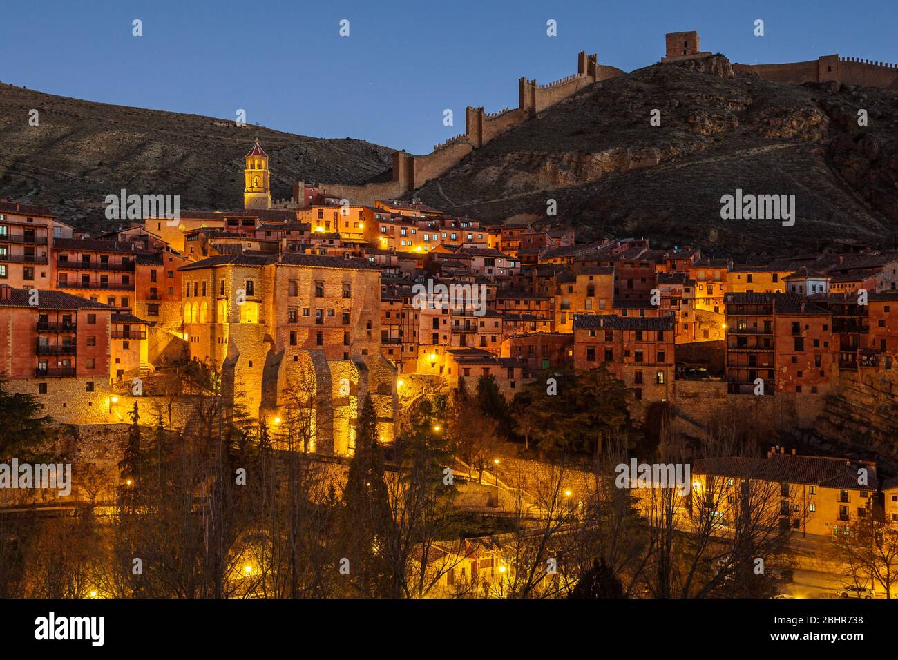Albarracín et le mur de la ville à l'aube Banque D'Images