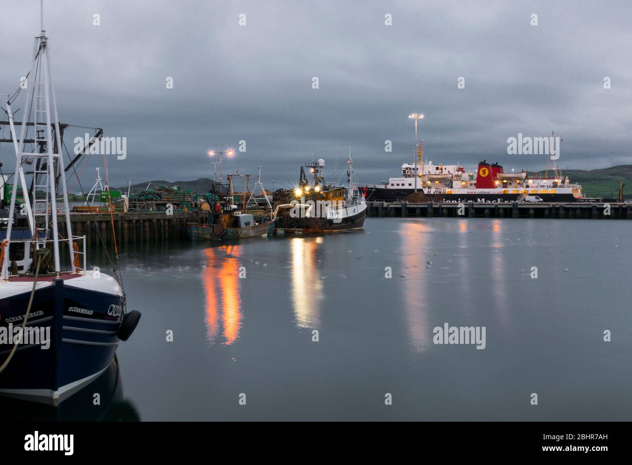Port de Campbeltown, Kintyre, Argyll au crépuscule avec MV Isle of Arran et bateaux de pêche Banque D'Images