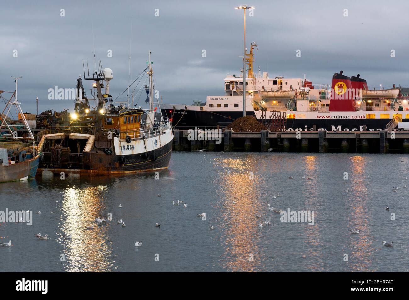 Port de Campbeltown, Kintyre, Argyll au crépuscule avec MV Isle of Arran et bateaux de pêche Banque D'Images