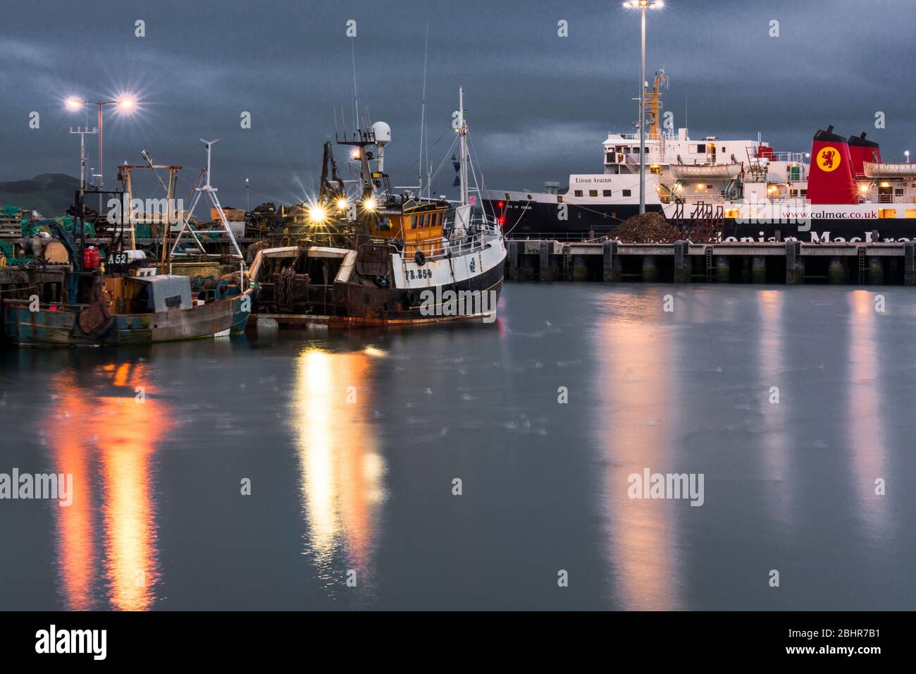 Port de Campbeltown, Kintyre, Argyll au crépuscule avec MV Isle of Arran et bateaux de pêche Banque D'Images
